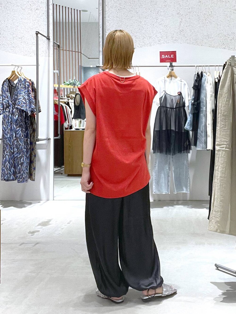 レッド系のTシャツ/カットソー、ホワイト系のタンクトップ、シルバー系のサンダルを着用したレディースの夏コーディネートの4枚目の写真