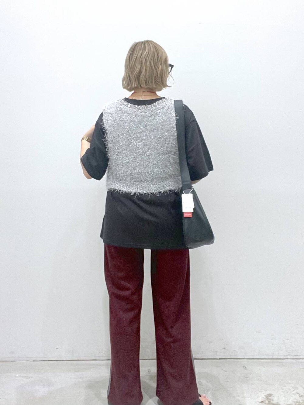 ブラック系のショルダーバッグ、ブラック系のサンダル、レッド系のその他パンツを着用したレディースの夏コーディネートの4枚目の写真