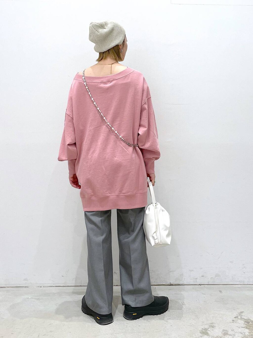 グレー系のその他パンツ、ホワイト系のショルダーバッグ、ピンク系のTシャツ/カットソーを着用したレディースの冬コーディネートの3枚目の写真