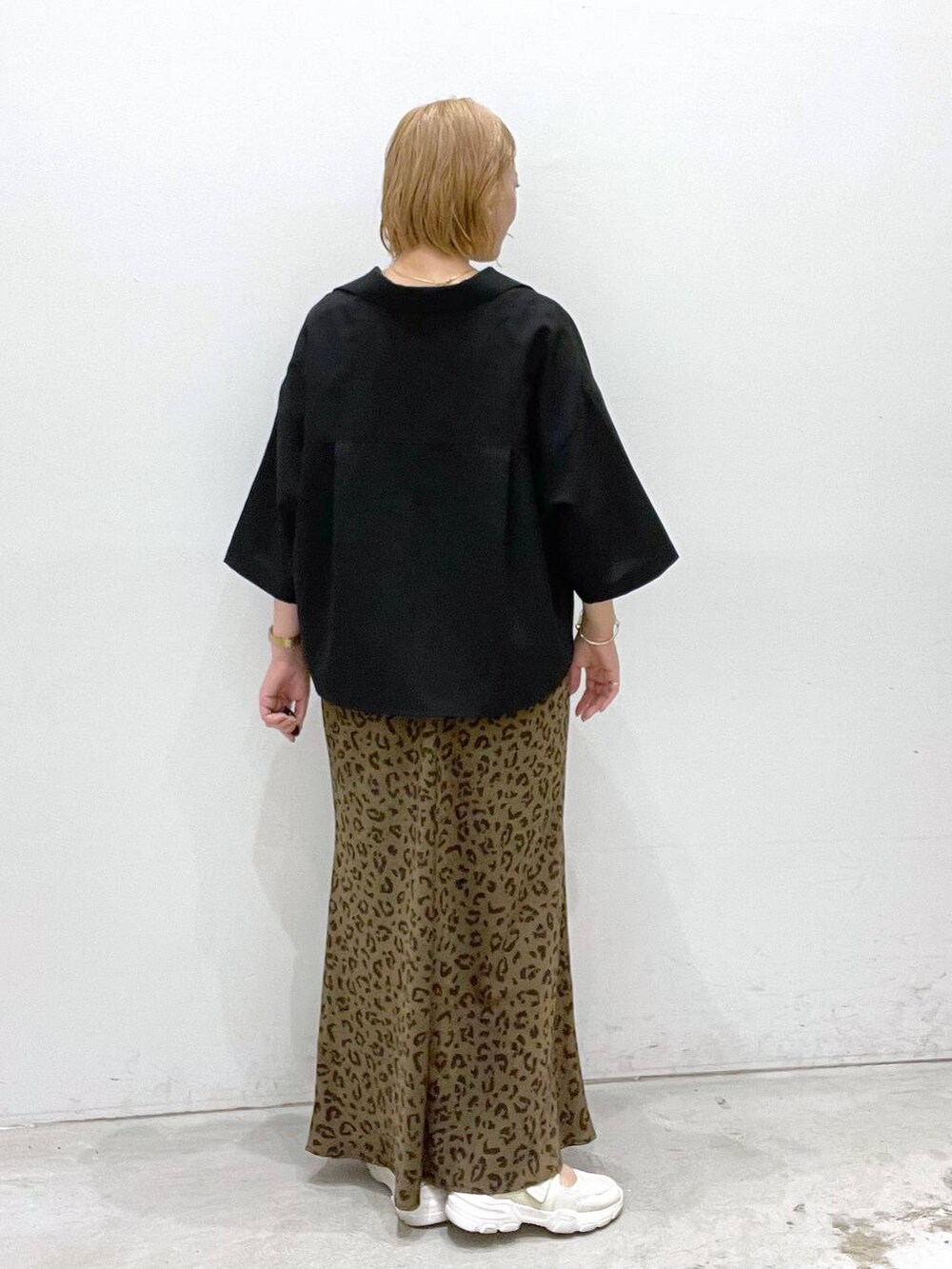 ブラック系のシャツ/ブラウス、ホワイト系のタンクトップ、その他のスカートを着用したレディースの夏コーディネートの3枚目の写真