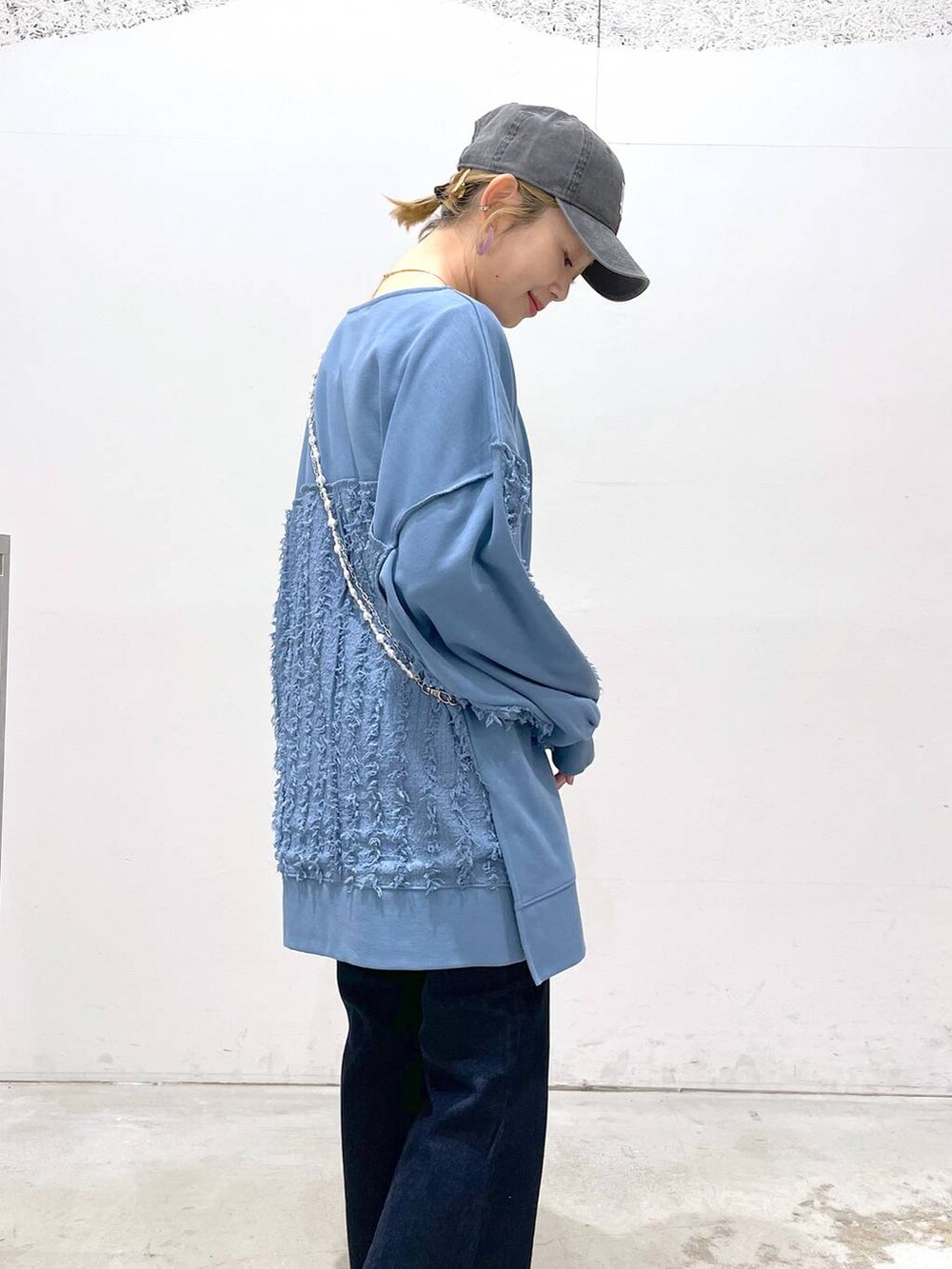 ブラック系のバレエシューズ、ブルー系のデニムパンツ、レッド系のエコバッグ/サブバッグを着用したレディースの冬コーディネートの5枚目の写真