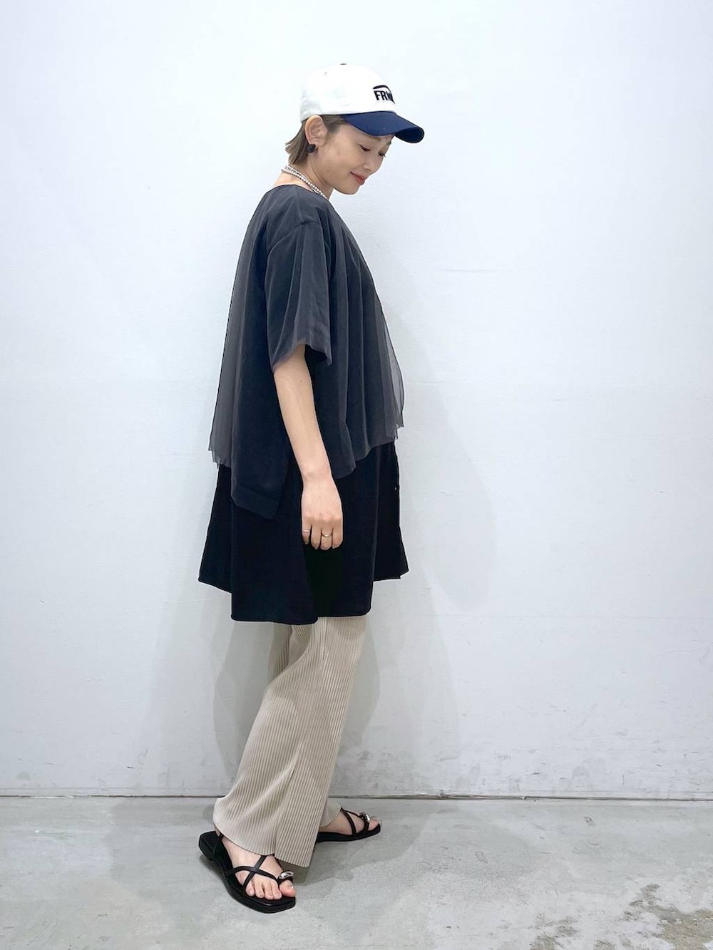 ブラック系のサンダル、ベージュ系のその他パンツ、ブラック系のチュニックを着用したレディースの春コーディネートの2枚目の写真