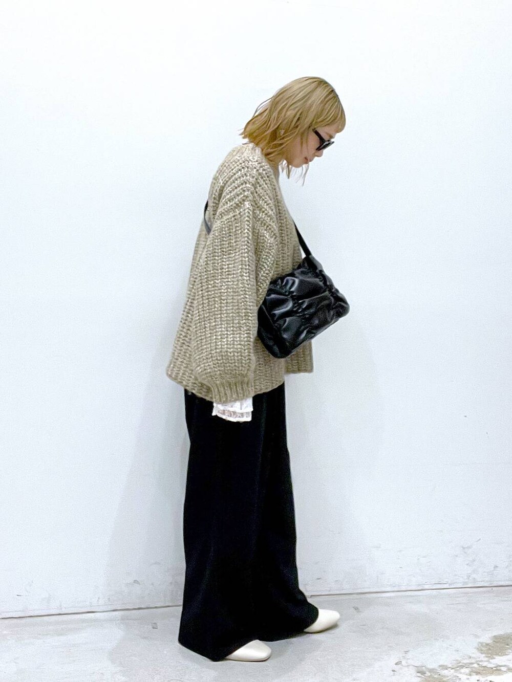 ブラック系のショルダーバッグ、ホワイト系のブーツ、ホワイト系のTシャツ/カットソーを着用したレディースの秋コーディネートの2枚目の写真