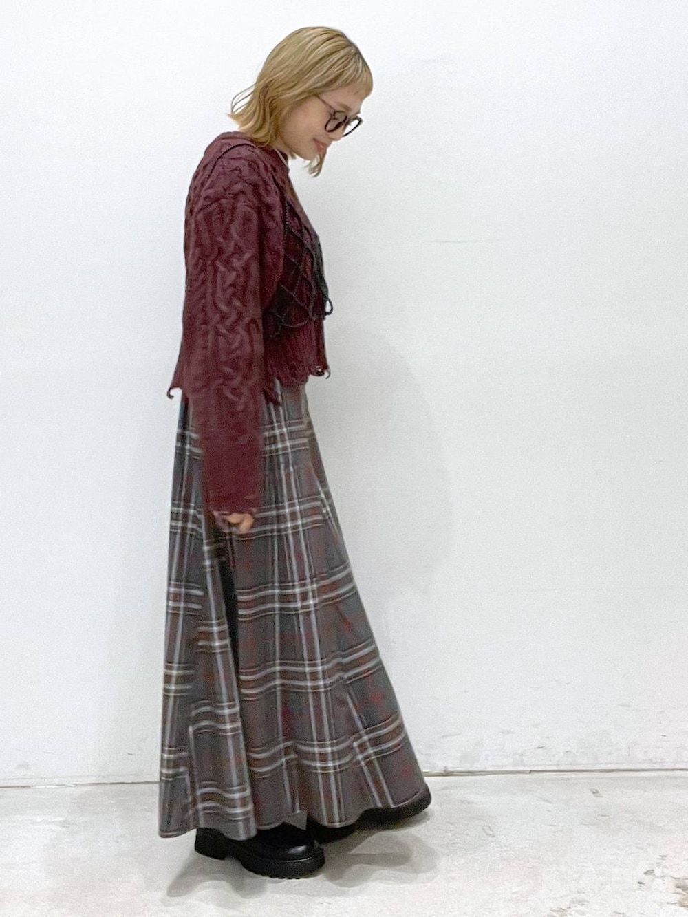 ブラック系のベスト、ブラック系のローファー、グレー系のスカートを着用したレディースの秋コーディネートの2枚目の写真