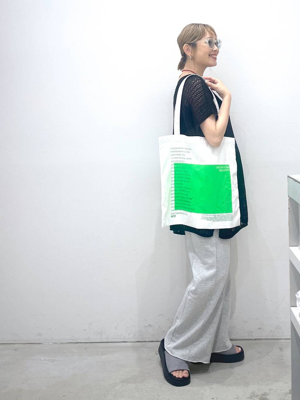 シルバー系のサンダル、グリーン系のトートバッグ、グレー系のマタニティウェア/グッズを着用したレディースの夏コーディネートの2枚目の写真