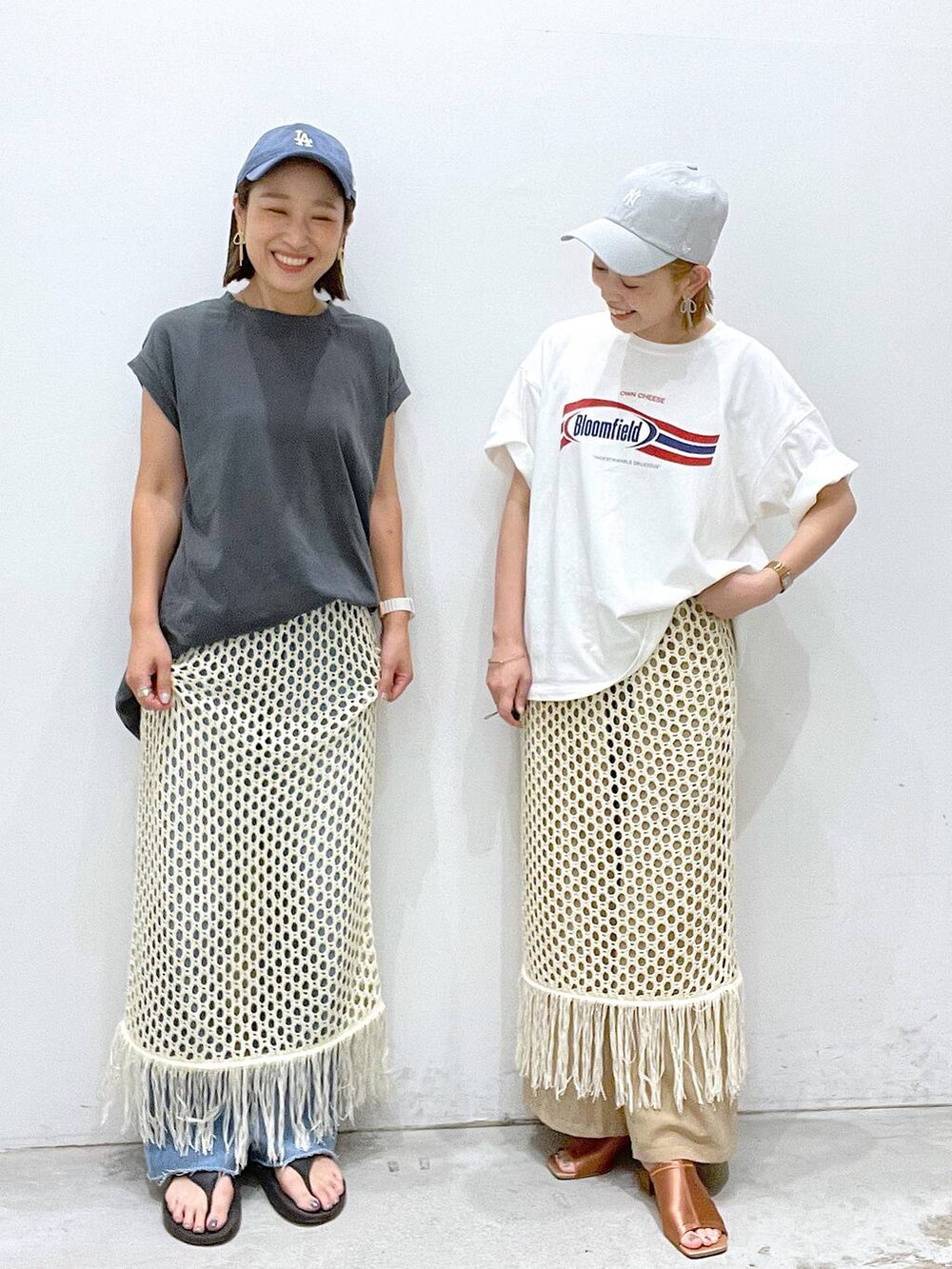 ホワイト系のTシャツ/カットソー、ベージュ系のその他パンツ、ホワイト系のスカートを着用したレディースの夏コーディネートの6枚目の写真