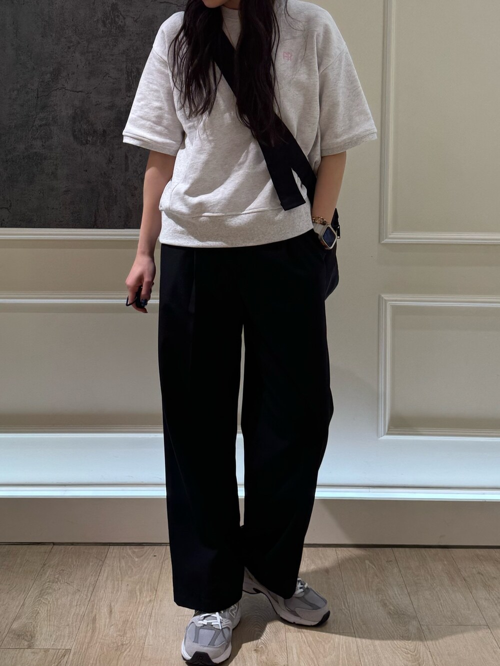 グレー系のスウェット、ベージュ系のその他パンツを着用したレディースの春コーディネートの5枚目の写真