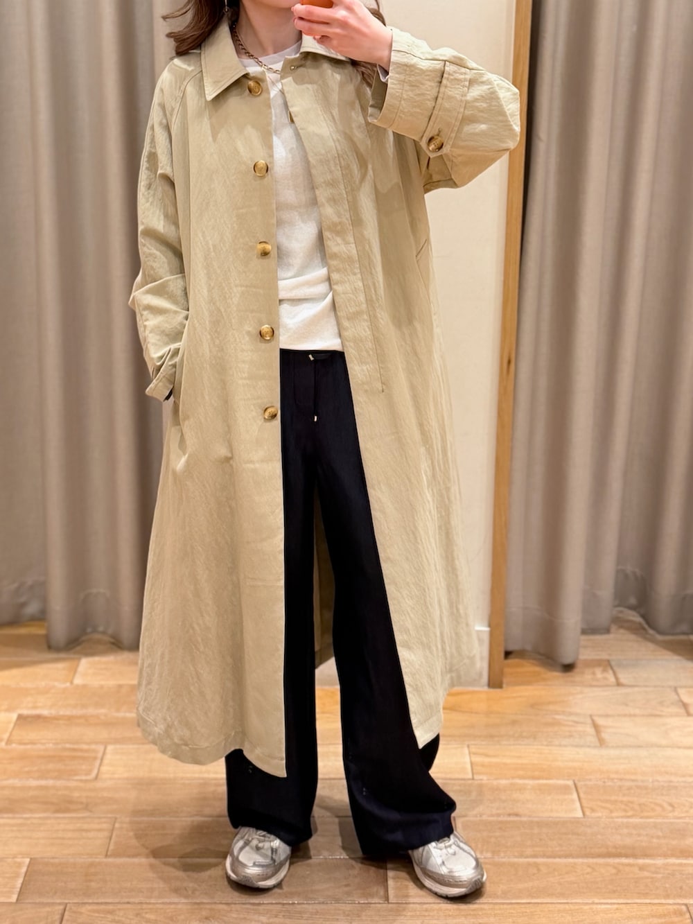 ホワイト系のTシャツ/カットソー、ベージュ系のステンカラーコートを着用したレディースの春コーディネートの3枚目の写真