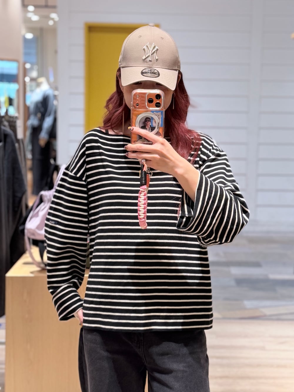 ブラック系のTシャツ/カットソーを着用したレディースの秋コーディネートの2枚目の写真