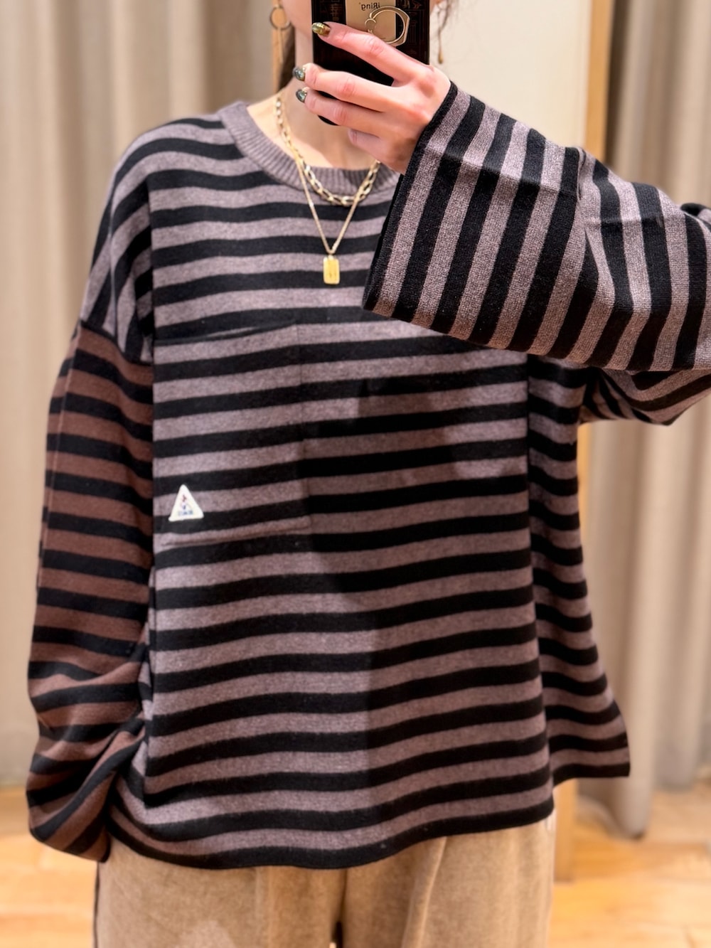 ブラック系のニット/セーター、ベージュ系のスウェットパンツを着用したレディースの冬コーディネートの2枚目の写真