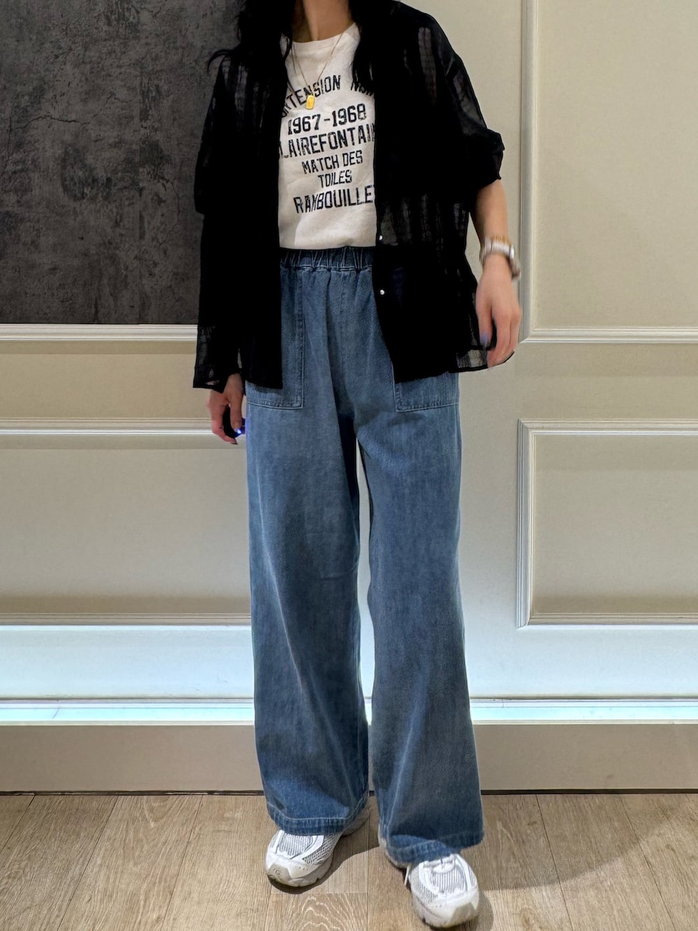 ブラック系のシャツ/ブラウス、ブルー系のデニムパンツ、ホワイト系のキャップを着用したレディースの夏コーディネートの2枚目の写真