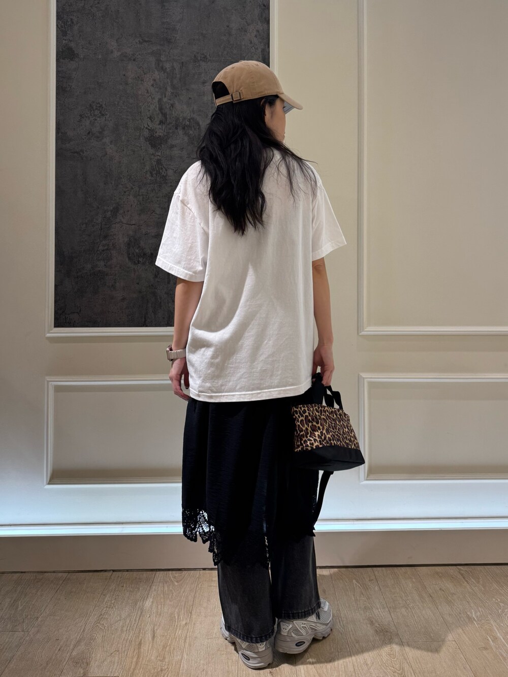 ホワイト系のTシャツ/カットソー、ブラック系のデニムパンツ、ブラウン系のトートバッグを着用したレディースの夏コーディネートの4枚目の写真