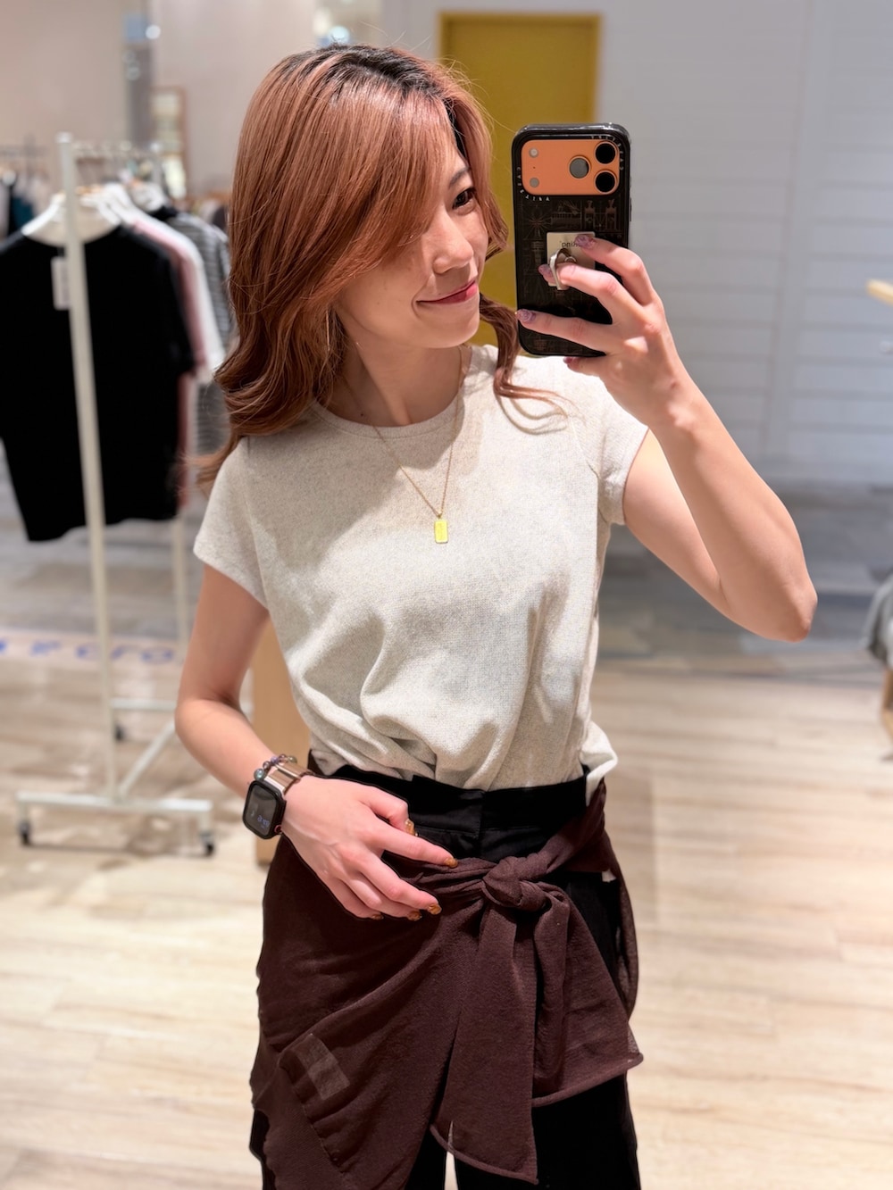 ホワイト系のTシャツ/カットソー、ブラック系のその他パンツ、ブラウン系のカーディガン/ボレロを着用したレディースの夏コーディネートの2枚目の写真