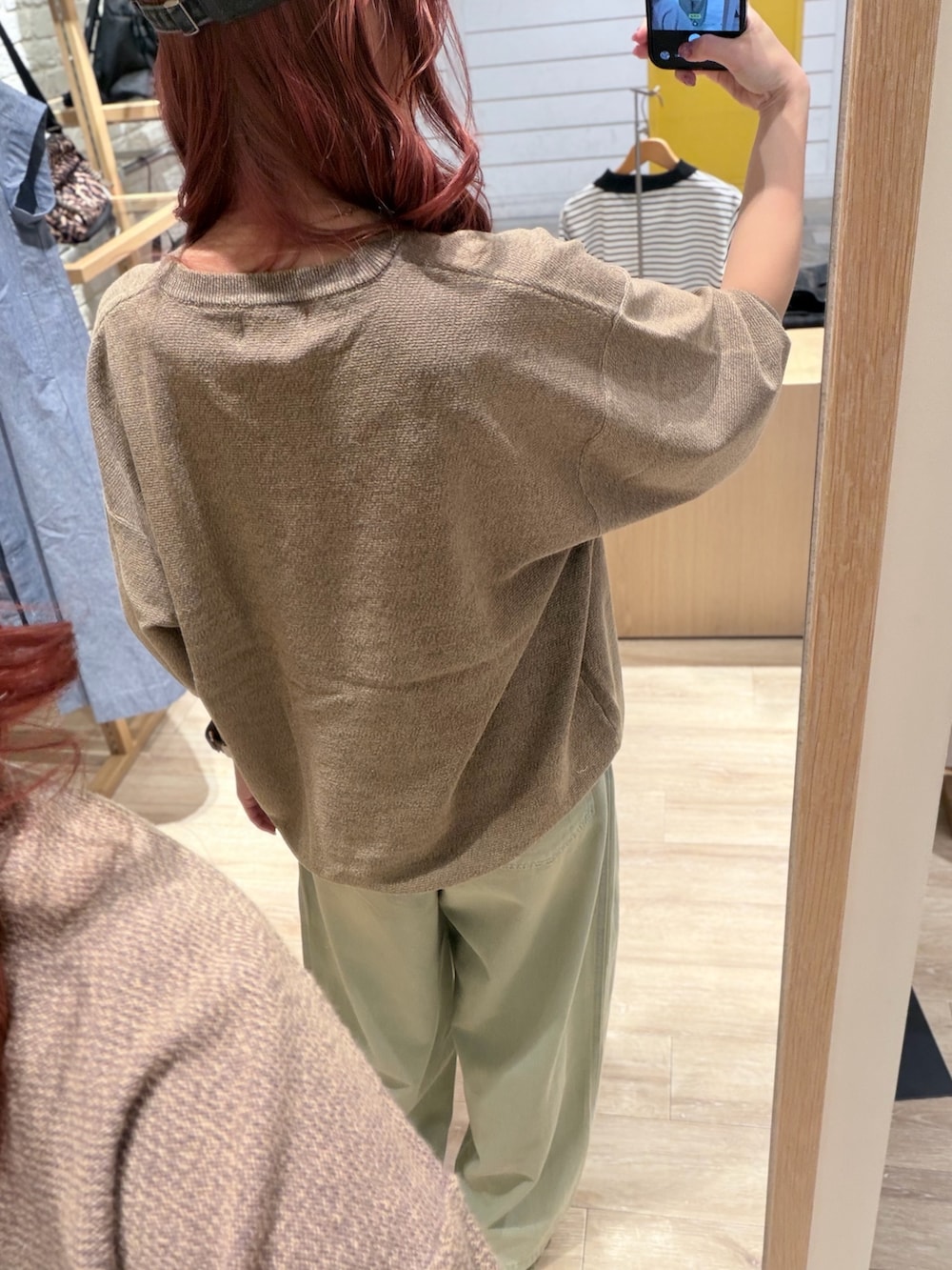 ベージュ系のニット/セーター、ブルー系のデニムパンツ、グレー系のキャップを着用したレディースの春コーディネートの3枚目の写真