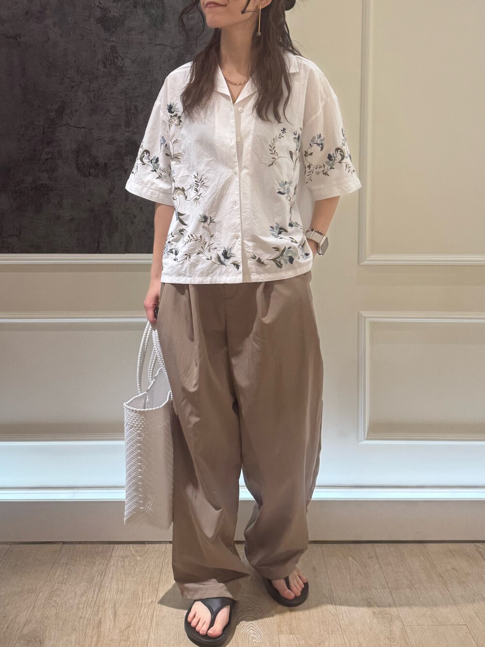 ホワイト系のシャツ/ブラウス、イエロー系のその他パンツ、ホワイト系のかごバッグを着用したレディースの春コーディネートの5枚目の写真