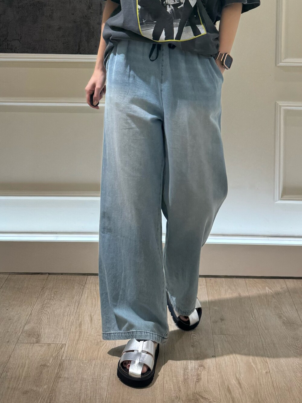 ブラック系のTシャツ/カットソー、ブルー系のデニムパンツを着用したレディースの夏コーディネートの3枚目の写真