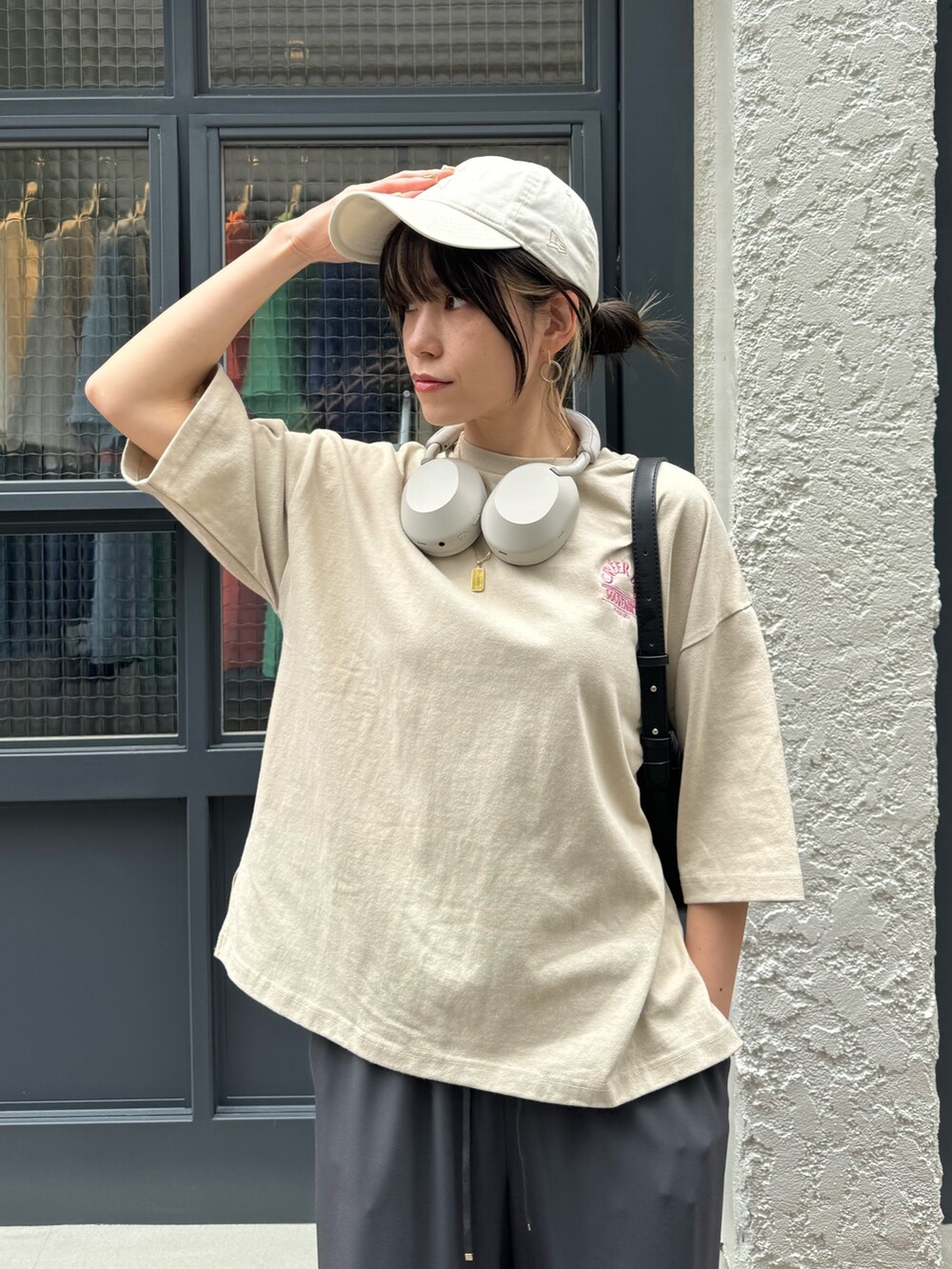 ベージュ系のTシャツ/カットソー、グレー系のその他パンツを着用したレディースの夏コーディネートの3枚目の写真