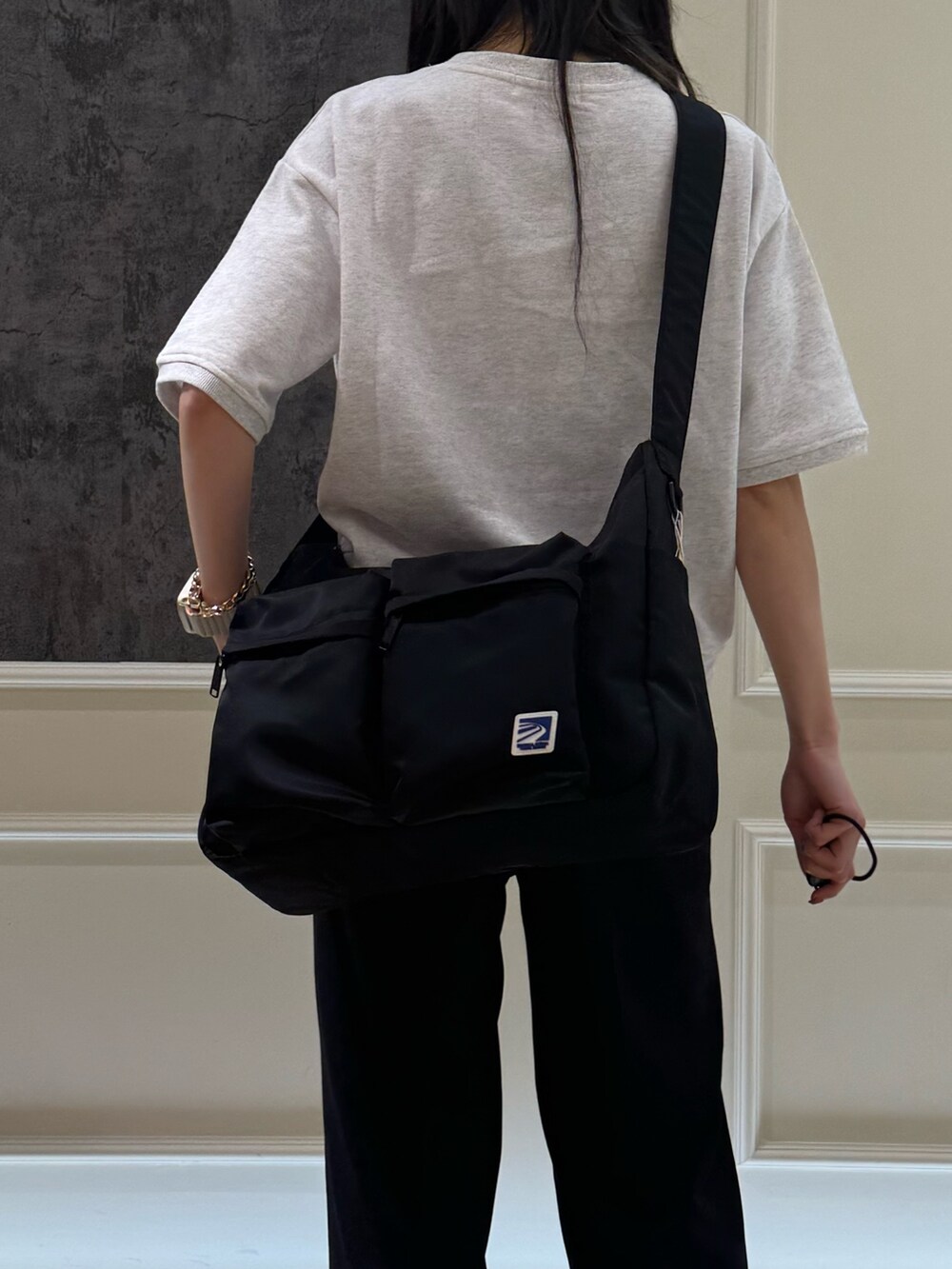 グレー系のスウェット、ベージュ系のその他パンツを着用したレディースの春コーディネートの3枚目の写真