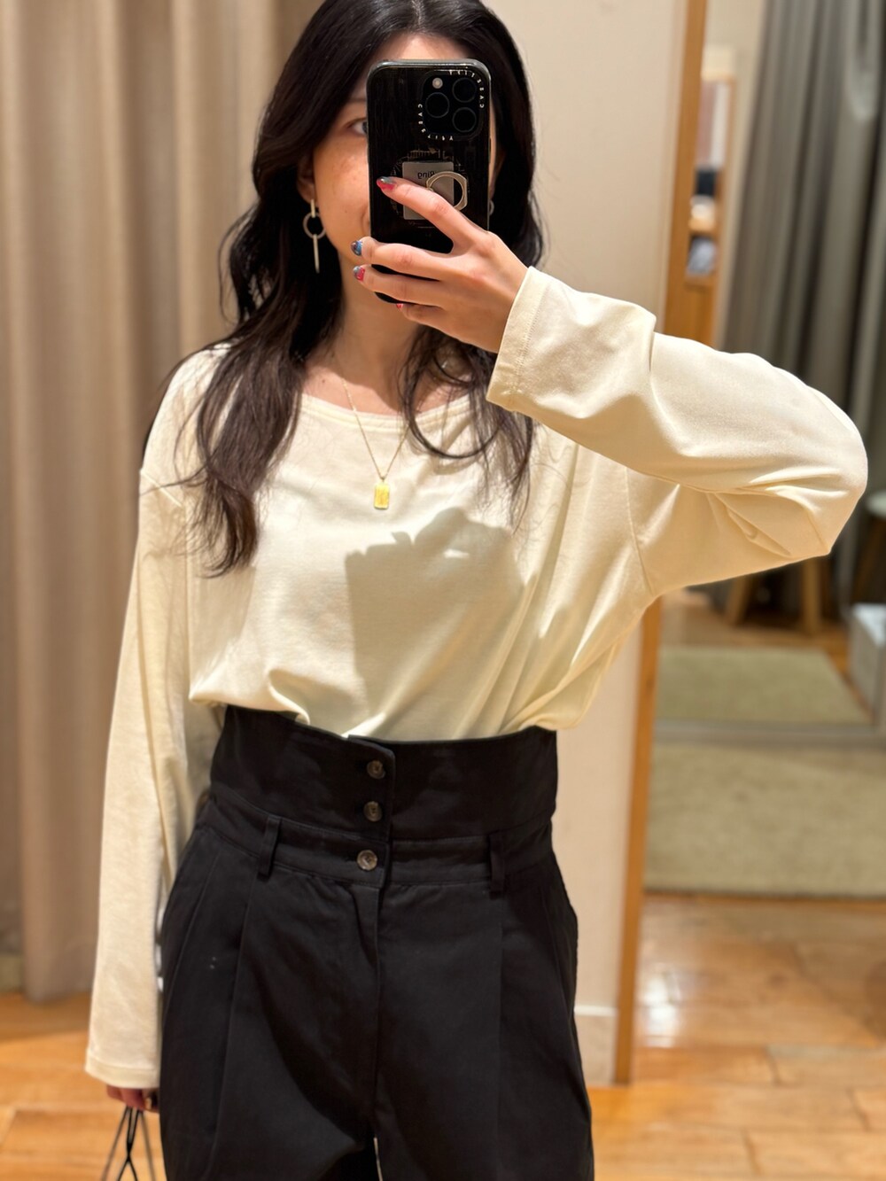 ホワイト系のTシャツ/カットソー、ブラック系のチノパンツを着用したレディースの秋コーディネートの2枚目の写真