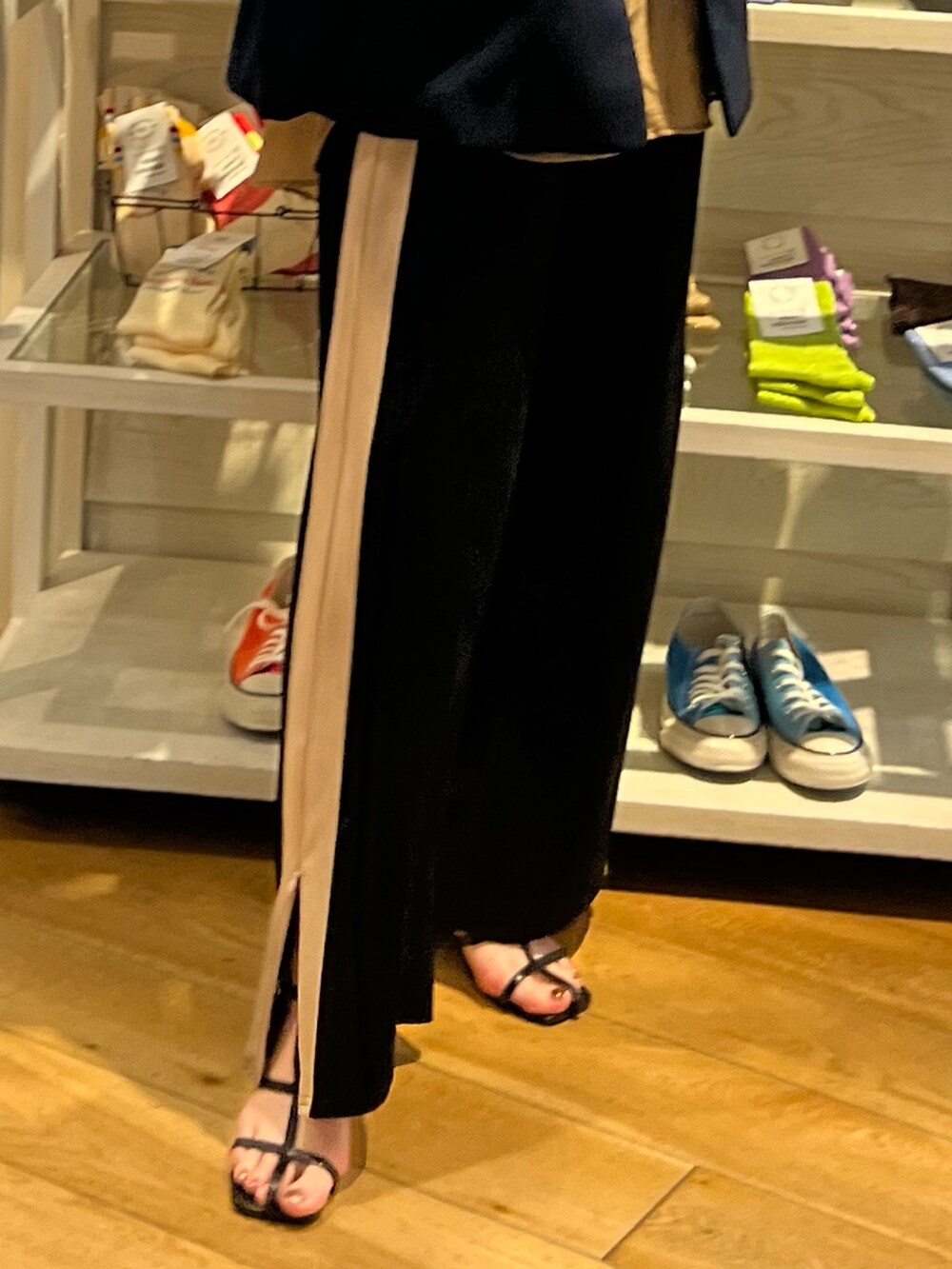 ブルー系のテーラードジャケット、ブラウン系のシャツ/ブラウス、ブラック系のニット/セーターを着用したレディースの夏コーディネートの3枚目の写真