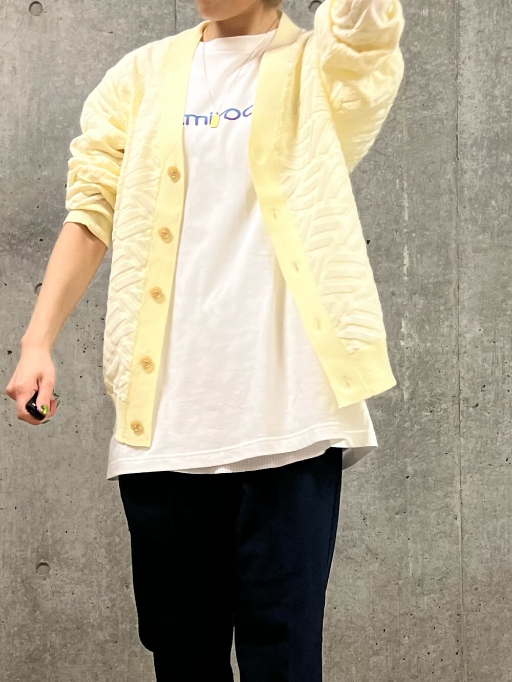 ホワイト系のカーディガン/ボレロ、ブルー系のその他パンツ、オレンジ系のニットキャップ/ビーニーを着用したレディースの春コーディネートの2枚目の写真