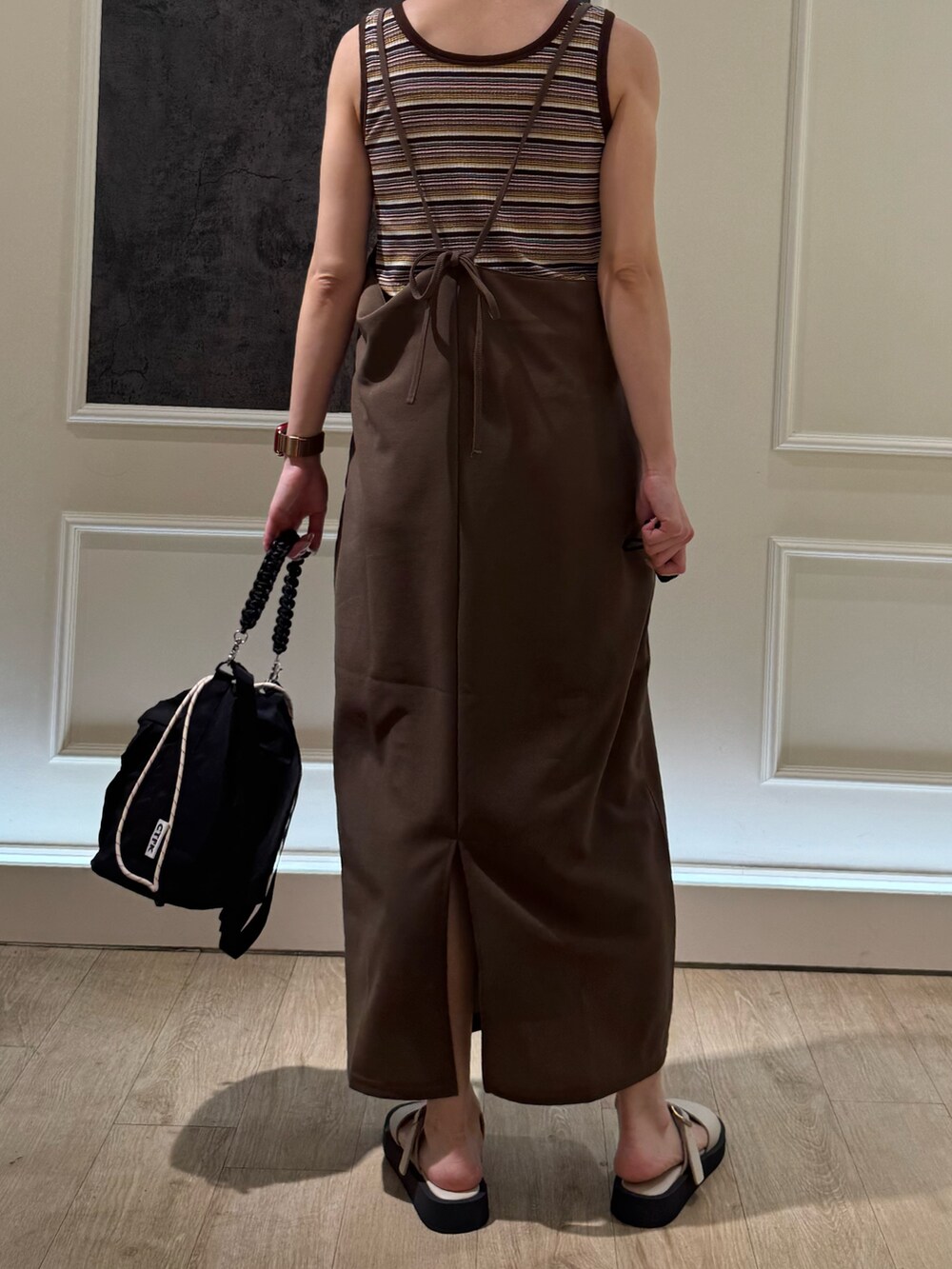 ブラウン系のワンピース、ホワイト系のサンダルを着用したレディースの夏コーディネートの3枚目の写真