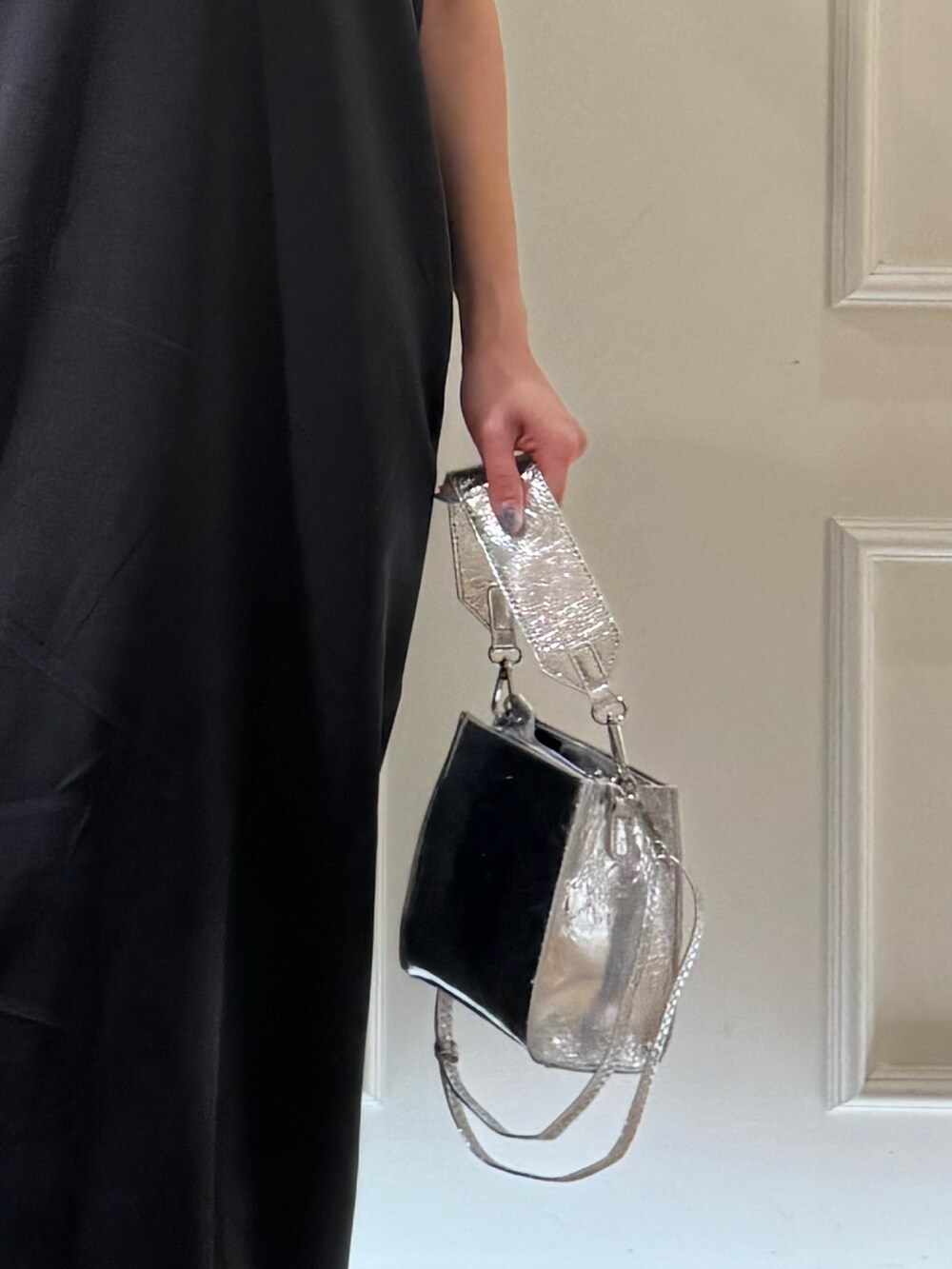 ブラウン系のワンピース、シルバー系のサンダル、シルバー系のショルダーバッグを着用したレディースの夏コーディネートの5枚目の写真