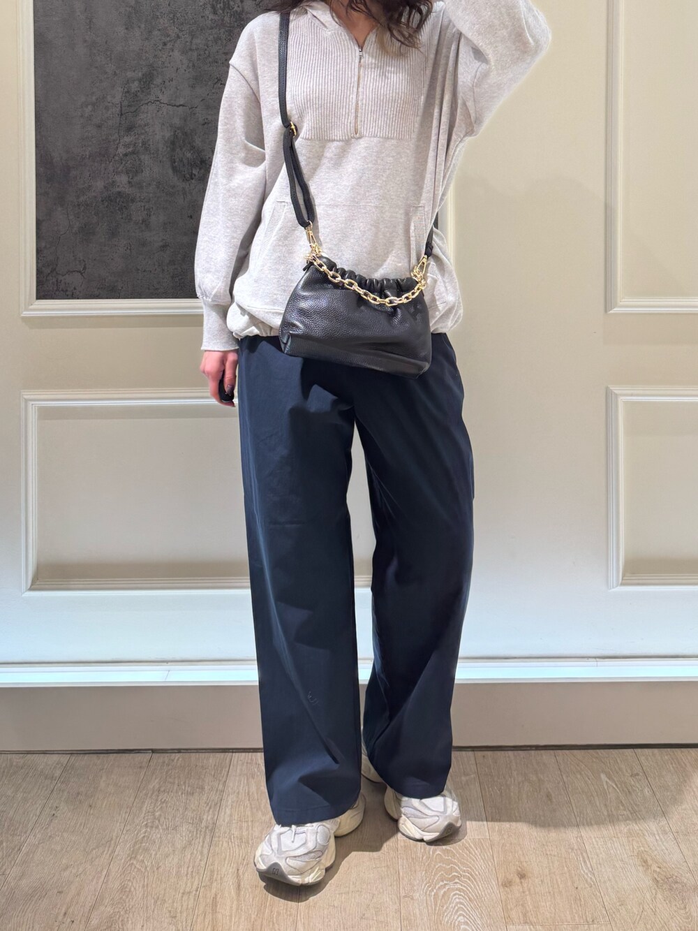 グレー系のニット/セーター、ブラック系のショルダーバッグ、ブルー系のその他パンツを着用したレディースの春コーディネートの3枚目の写真