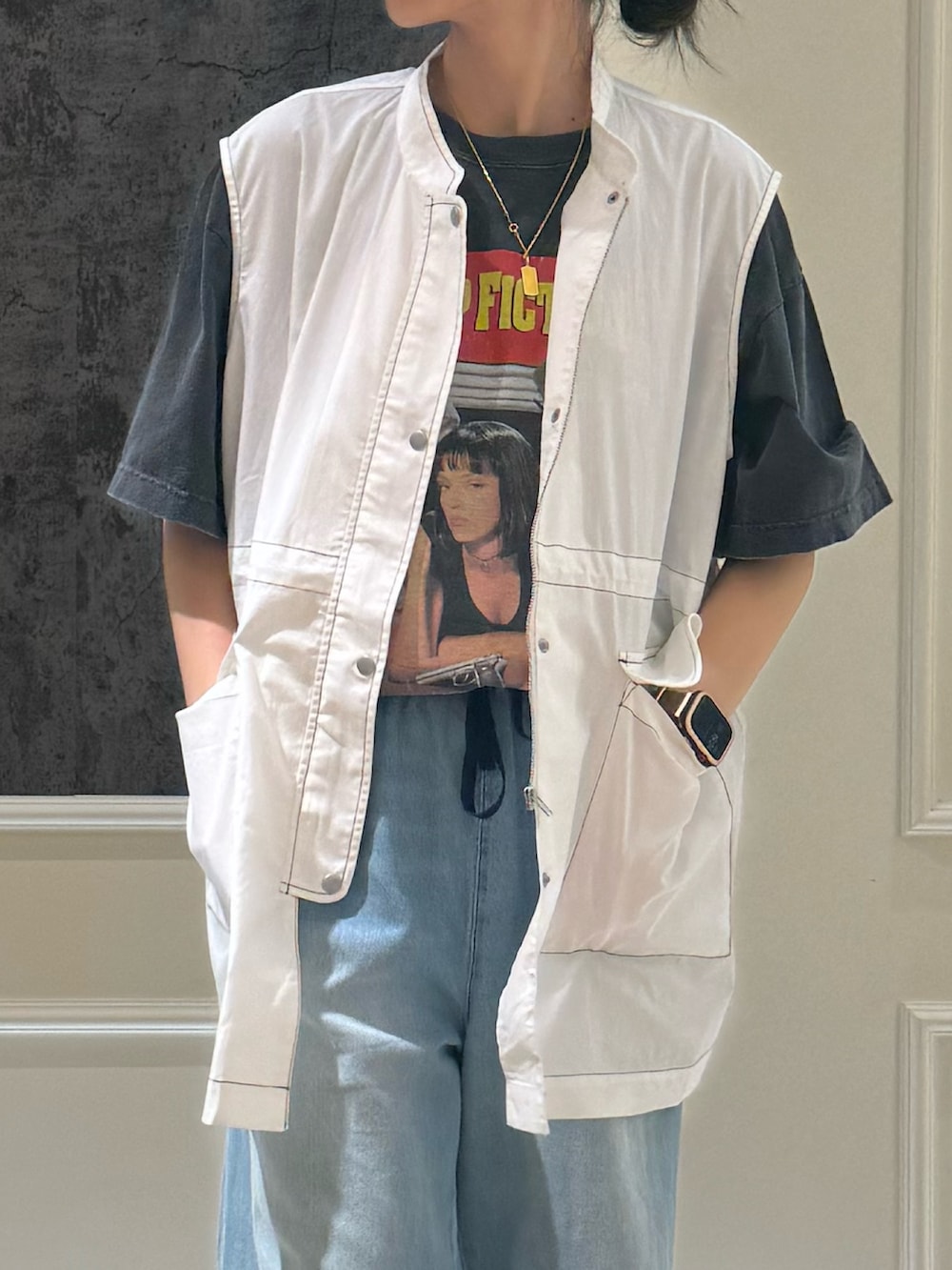 ホワイト系のベスト、ブラック系のTシャツ/カットソー、ブルー系のデニムパンツを着用したレディースの夏コーディネートの4枚目の写真