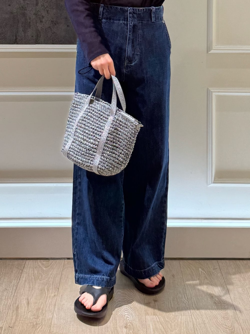 ブルー系のTシャツ/カットソー、ブルー系のデニムパンツ、ブラック系のトートバッグを着用したレディースの春コーディネートの4枚目の写真