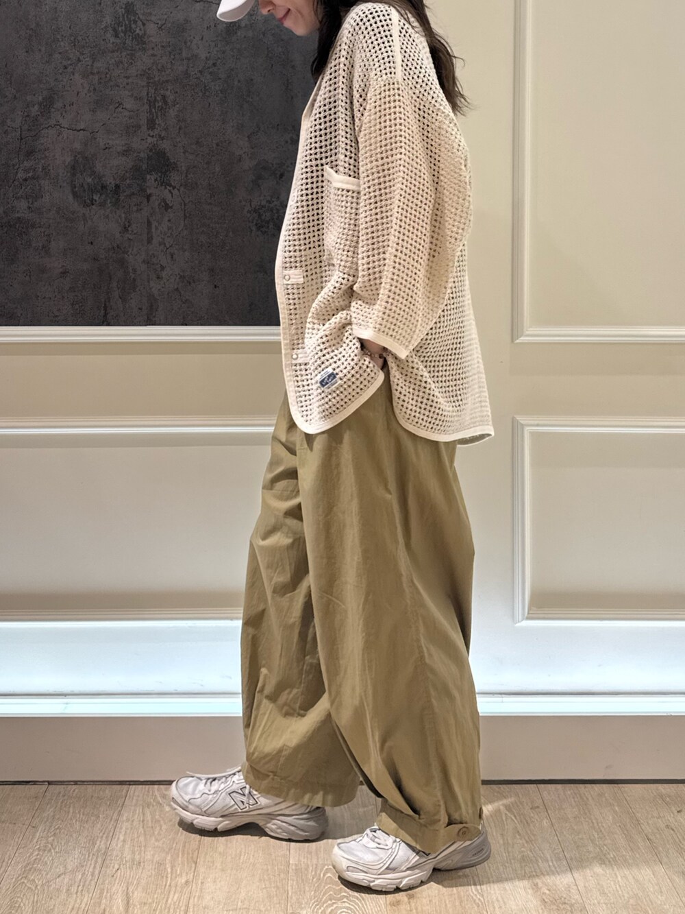 ベージュ系のその他パンツ、ホワイト系のシャツ/ブラウス、ホワイト系のTシャツ/カットソーを着用したレディースの夏コーディネートの5枚目の写真