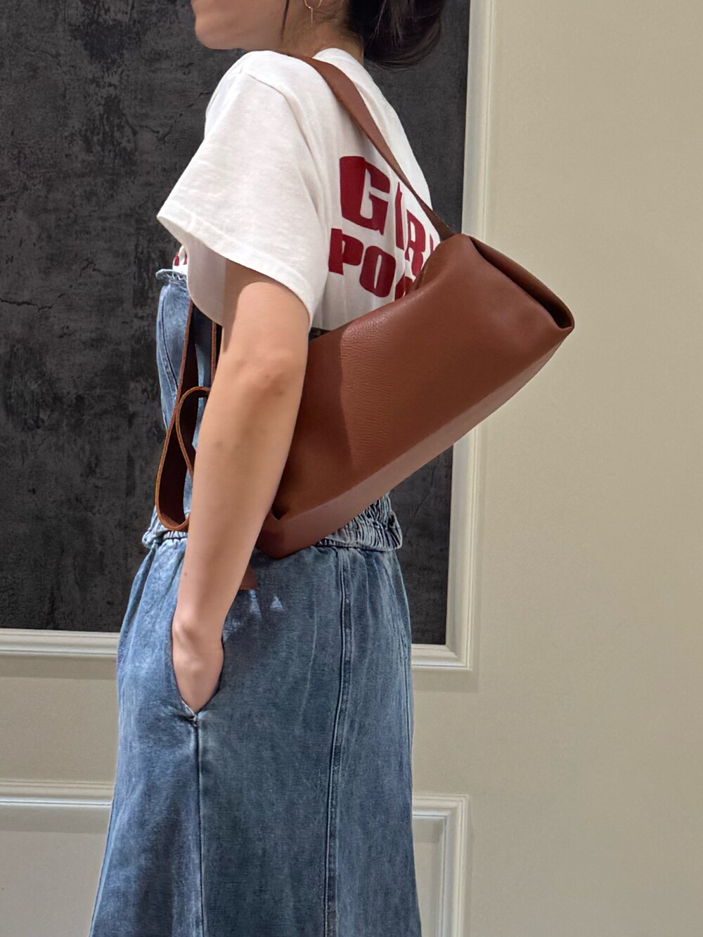 ブルー系のシャツ/ブラウス、ブルー系のスカート、イエロー系のショルダーバッグを着用したレディースの夏コーディネートの3枚目の写真