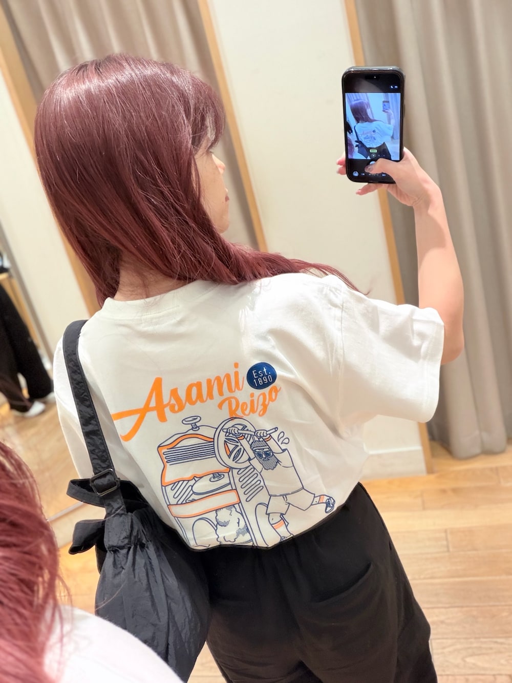 ホワイト系のTシャツ/カットソー、ブラック系のその他パンツを着用したレディースの夏コーディネートの3枚目の写真