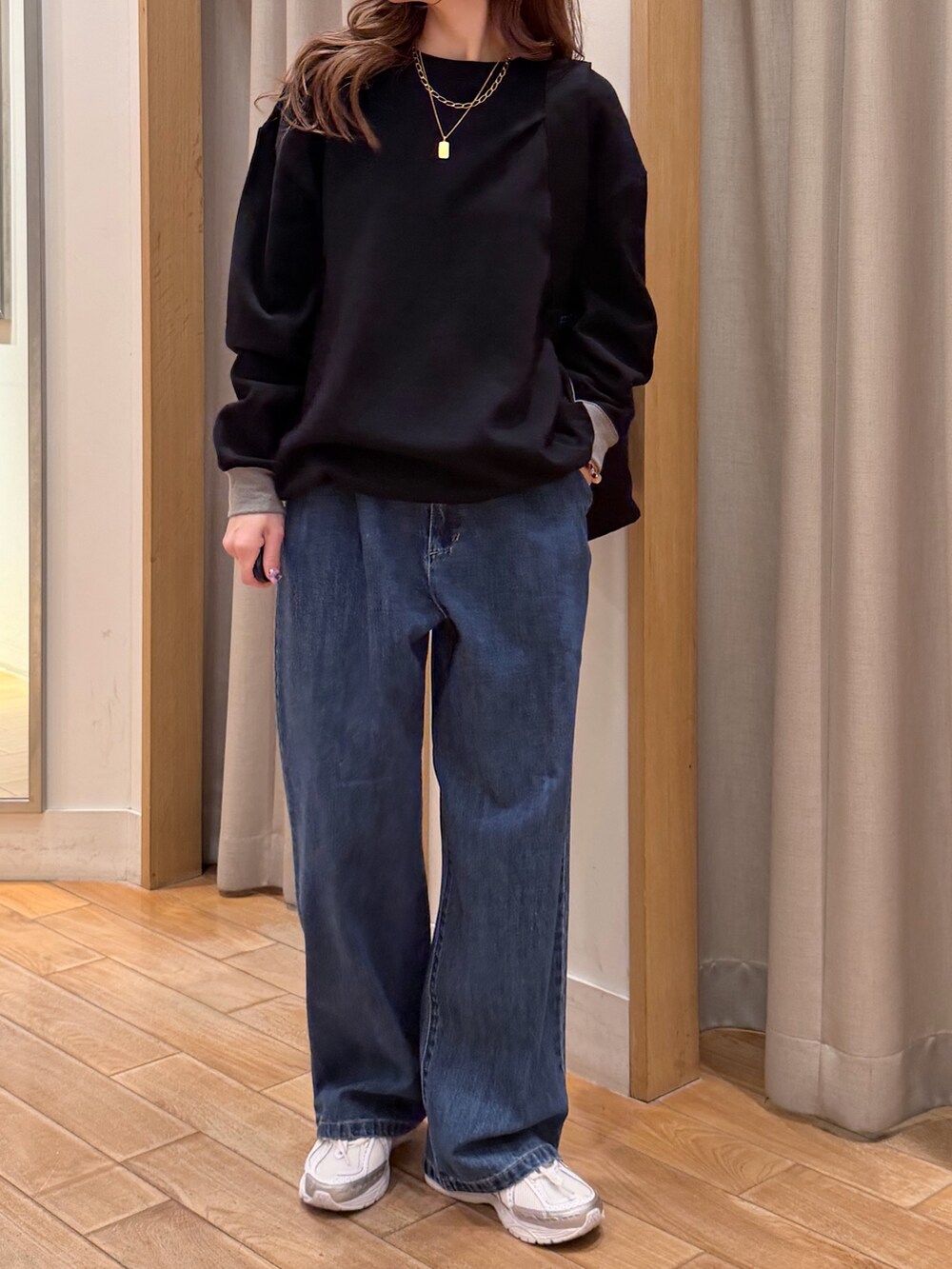 ブラック系のTシャツ/カットソー、ブルー系のデニムパンツ、ブラック系のショルダーバッグを着用したレディースの春コーディネートの2枚目の写真