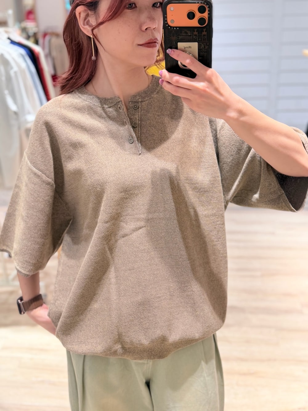ベージュ系のニット/セーター、ブルー系のデニムパンツ、グレー系のキャップを着用したレディースの春コーディネートの2枚目の写真