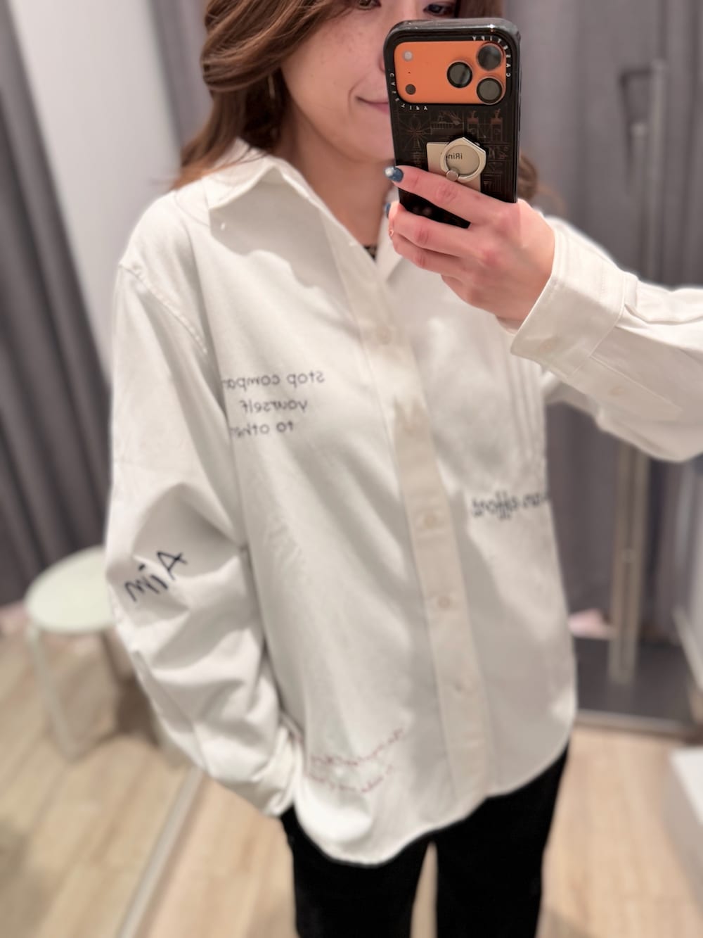 ホワイト系のシャツ/ブラウス、ブラック系のその他パンツを着用したレディースの冬コーディネートの2枚目の写真