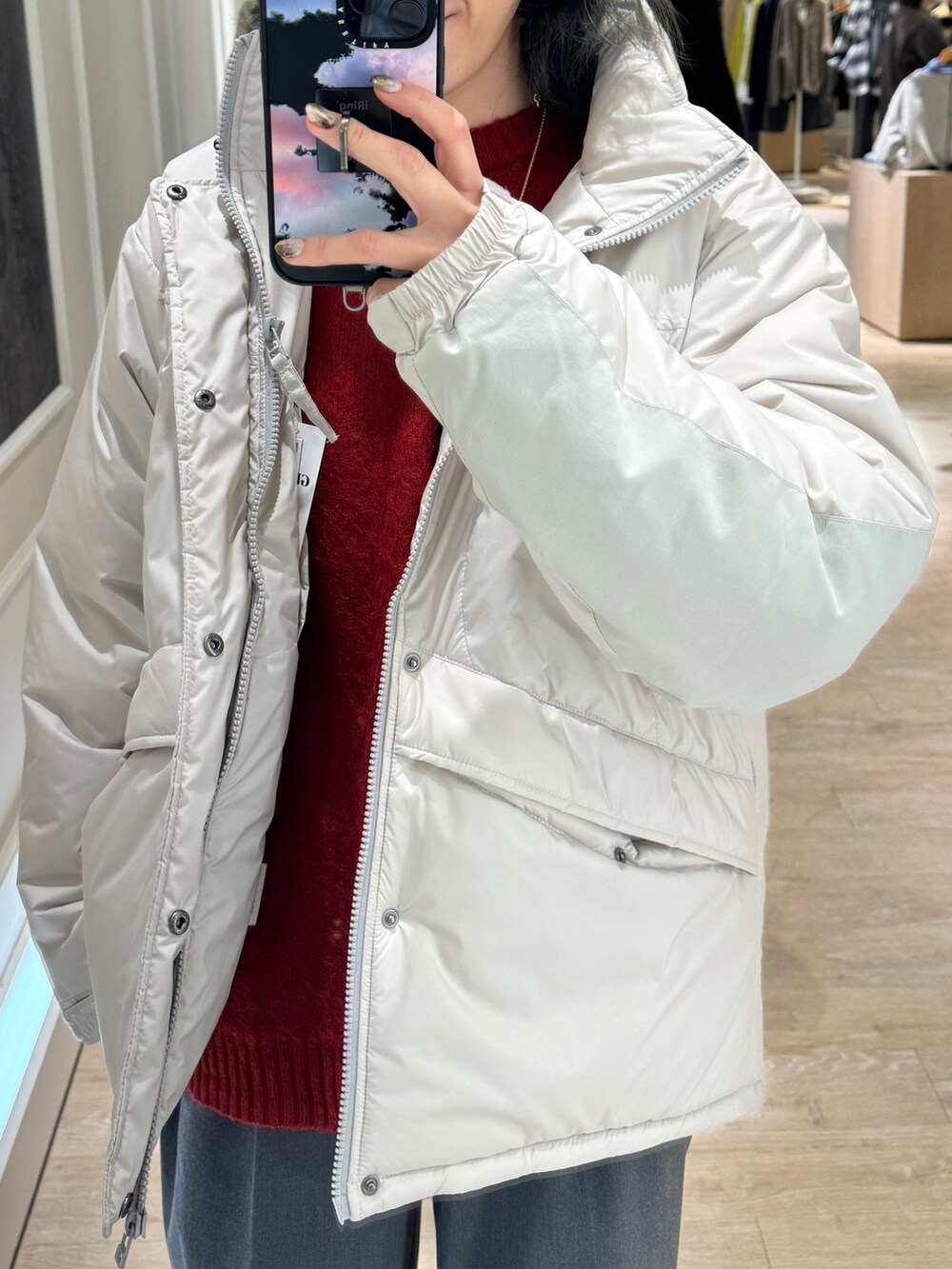 グレー系のダウンジャケット/コート、レッド系のニット/セーターを着用したレディースの冬コーディネートの2枚目の写真