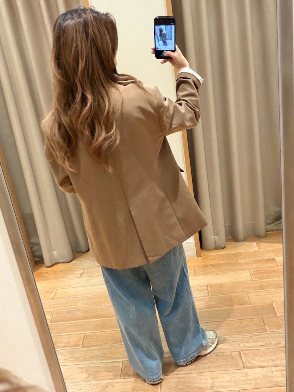 ブラウン系のテーラードジャケット、ホワイト系のTシャツ/カットソー、ブルー系のTシャツ/カットソーを着用したレディースの春コーディネートの3枚目の写真