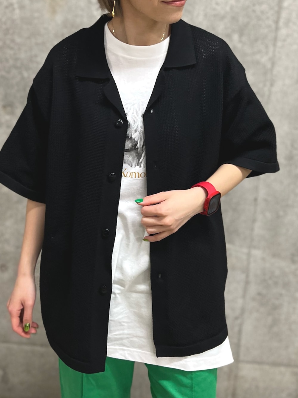 ブラック系のシャツ/ブラウス、グリーン系のその他パンツ、ホワイト系のTシャツ/カットソーを着用したレディースの春コーディネートの2枚目の写真