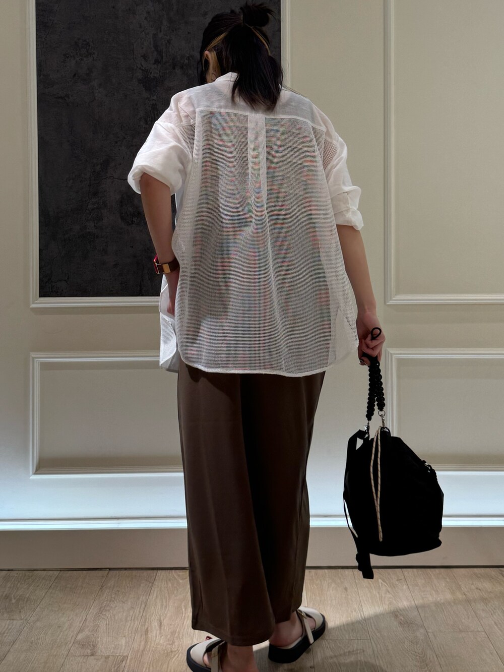 ブラウン系のワンピース、ベージュ系のシャツ/ブラウス、ホワイト系のサンダルを着用したレディースの夏コーディネートの4枚目の写真