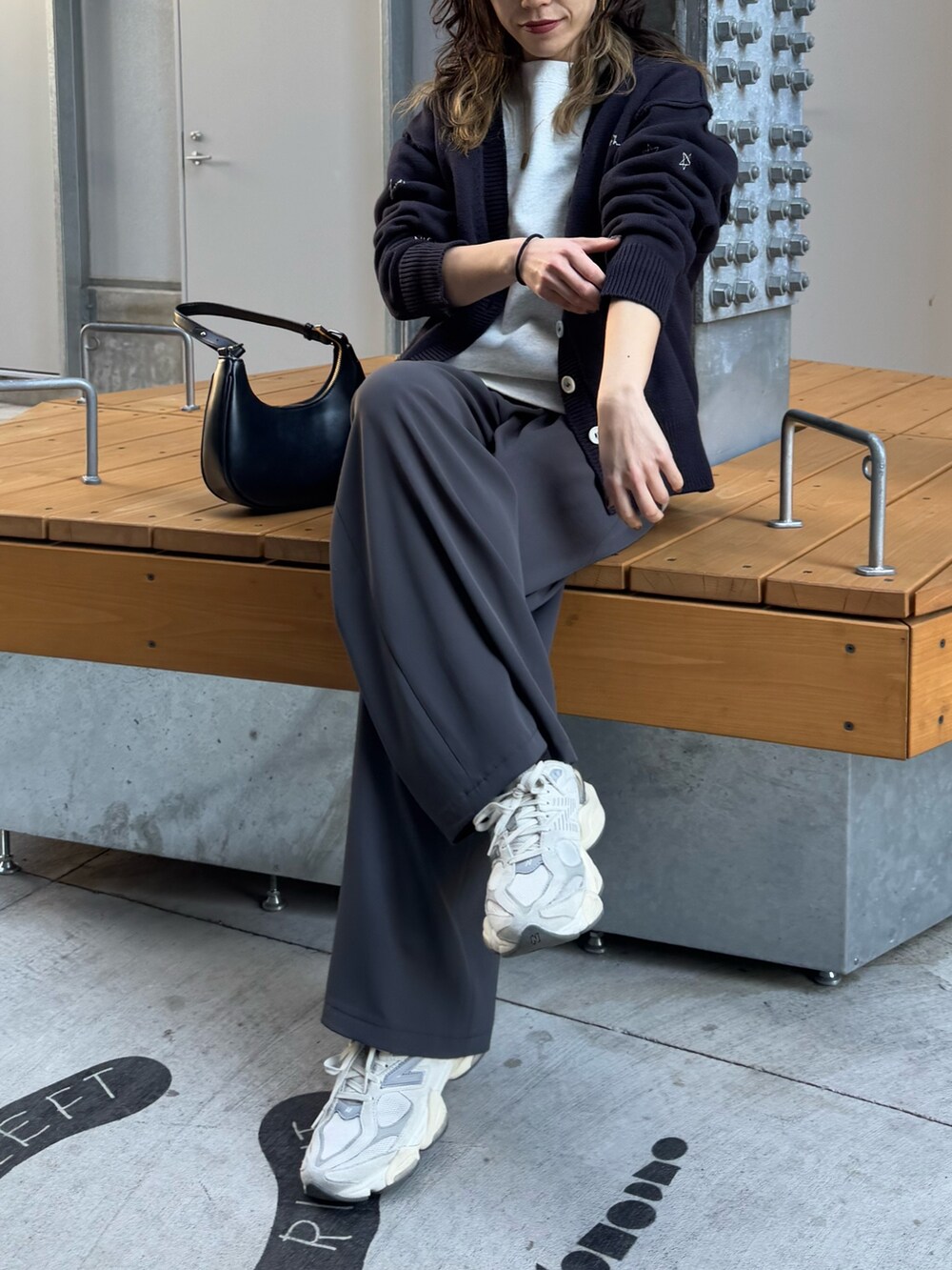 ブルー系のカーディガン/ボレロ、ベージュ系のその他パンツを着用したレディースの冬コーディネートの4枚目の写真