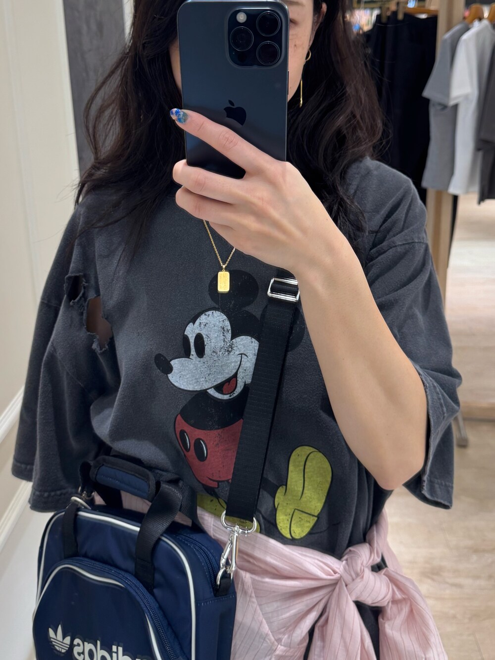 ブルー系のデニムパンツ、ピンク系のシャツ/ブラウスを着用したレディースの夏コーディネートの5枚目の写真