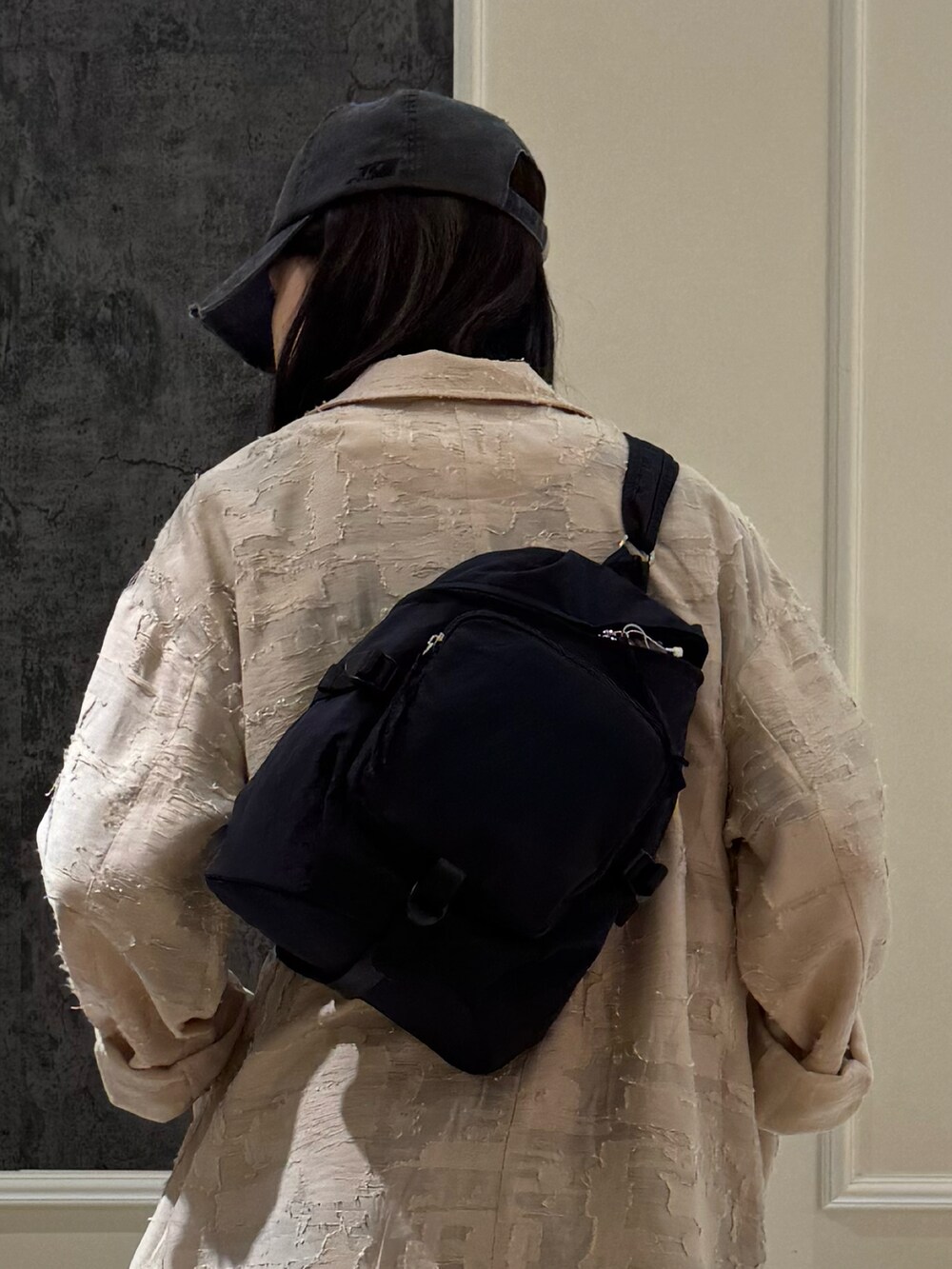 ブルー系のデニムスカート、ブラック系のテーラードジャケット、ブラック系のTシャツ/カットソーを着用したレディースの春コーディネートの5枚目の写真