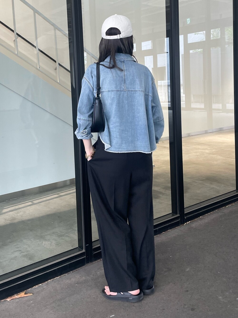 ブルー系のシャツ/ブラウス、ブラック系のサンダル、ブラック系のその他パンツを着用したレディースの春コーディネートの5枚目の写真