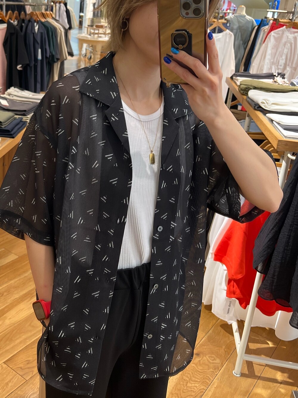 ブラック系のその他パンツ、ブラック系のシャツ/ブラウス、ブラック系のサンダルを着用したレディースの夏コーディネートの2枚目の写真