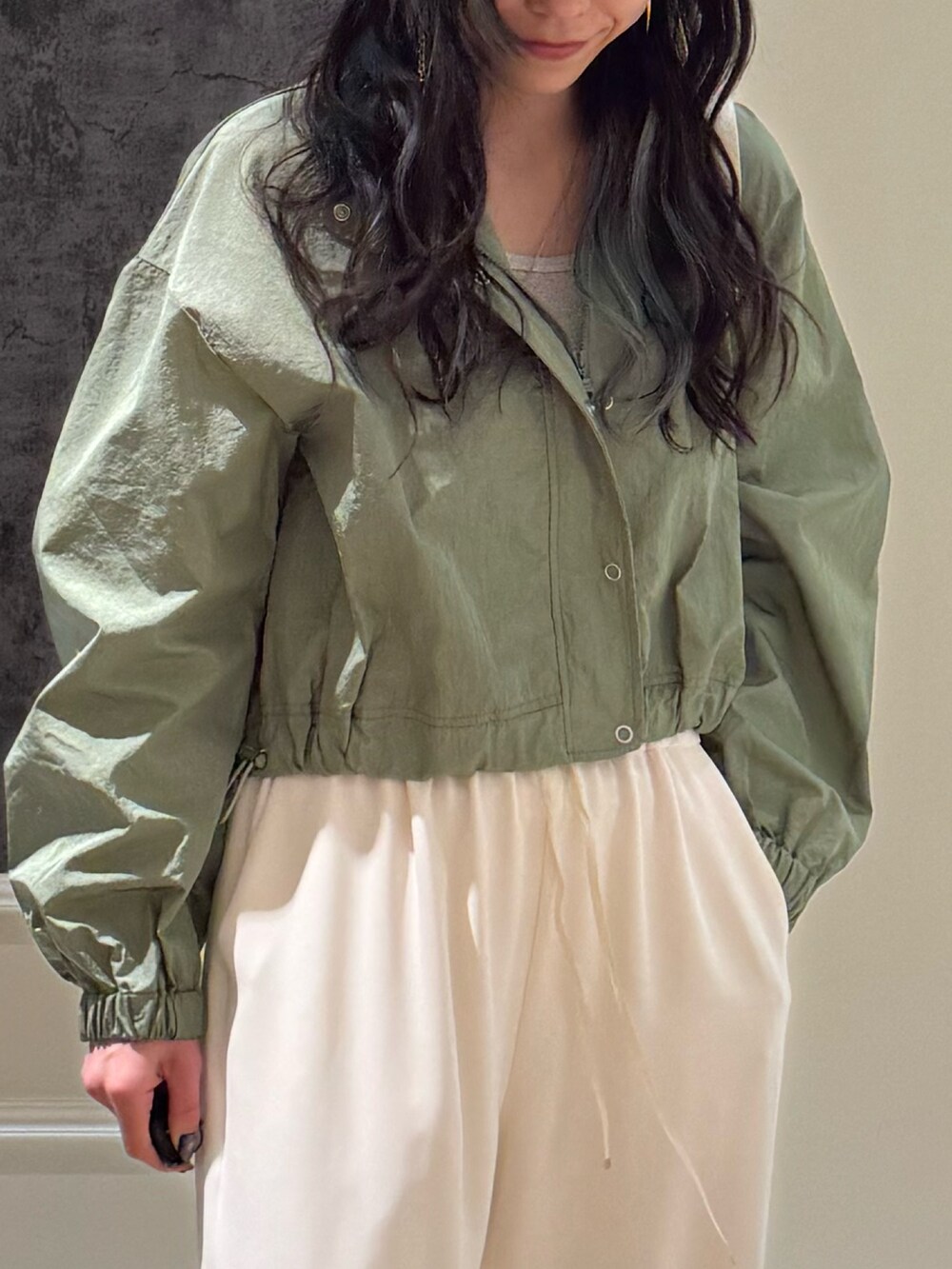 グリーン系のブルゾン、ホワイト系のショルダーバッグ、ホワイト系のその他パンツを着用したレディースの春コーディネートの2枚目の写真