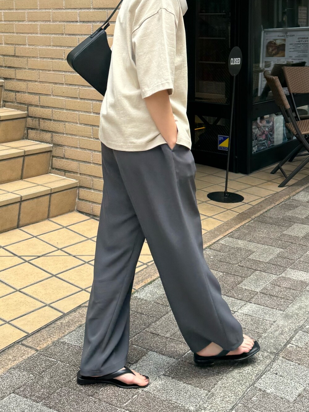 ベージュ系のTシャツ/カットソー、グレー系のその他パンツを着用したレディースの夏コーディネートの5枚目の写真
