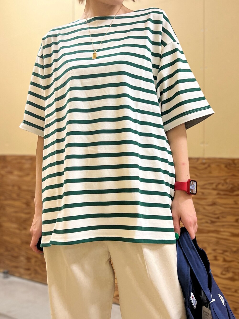 グリーン系のTシャツ/カットソー、ブルー系のトートバッグを着用したレディースの夏コーディネートの2枚目の写真