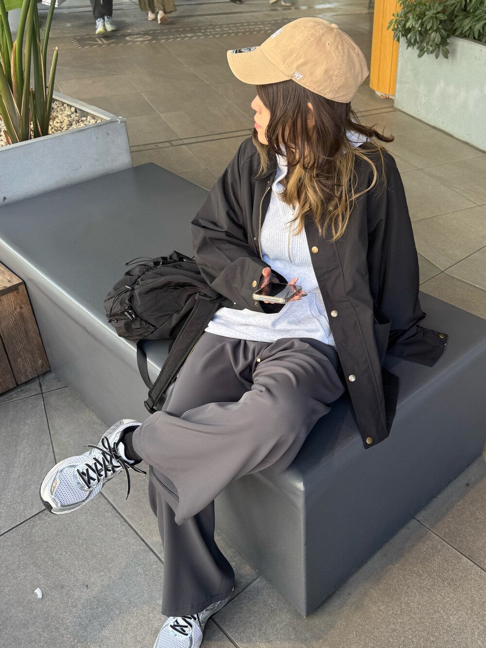 ブラック系のブルゾン、グレー系のその他パンツ、ブラック系のバックパック/リュックを着用したレディースの冬コーディネートの3枚目の写真