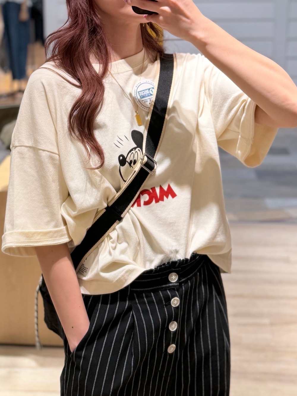 ブラック系のその他パンツ、ブラック系のショルダーバッグを着用したレディースの夏コーディネートの2枚目の写真